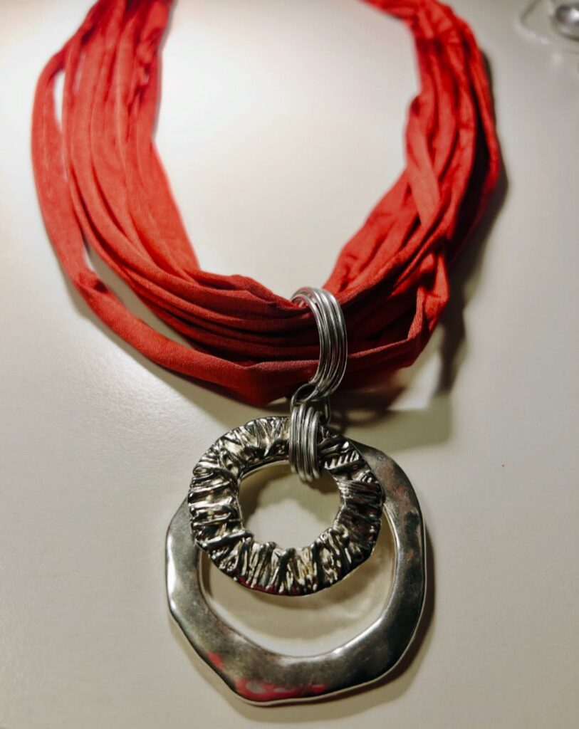 Collana rossa con pendenti metallici