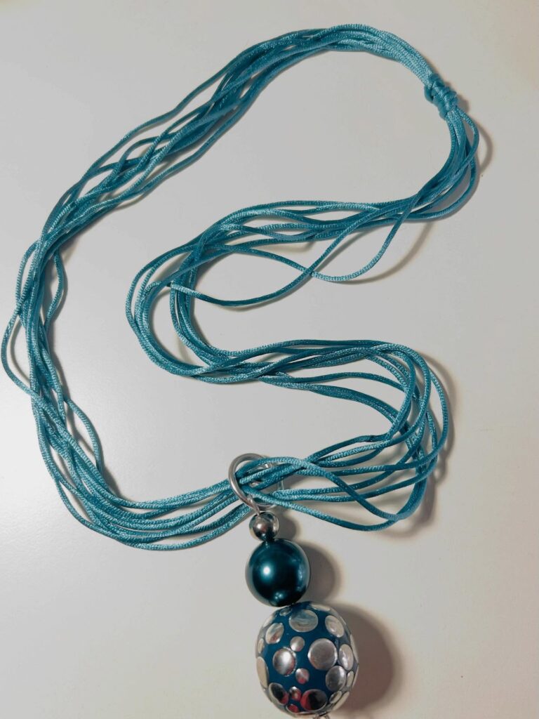 Collana azzurra con perle pendenti