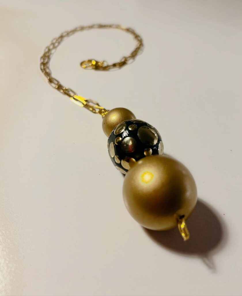 Collana dorata con perle decorative