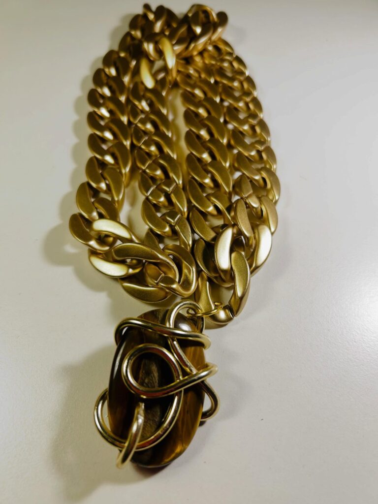 Collana massiccia dorata con pendente