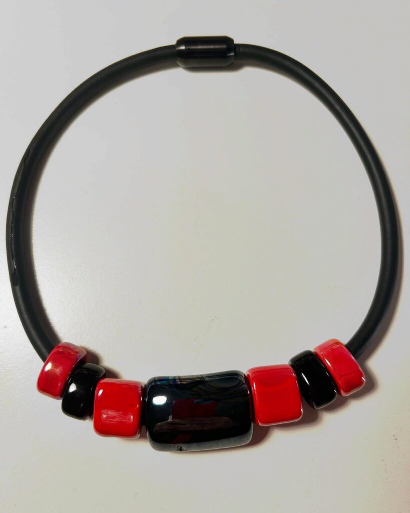 Collana nera con perle colorate