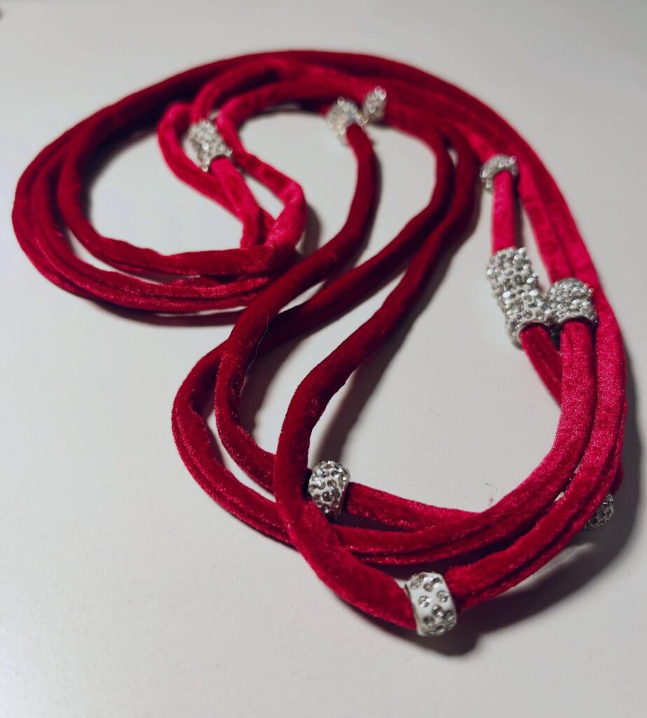 Collana lunga rossa in tessuto