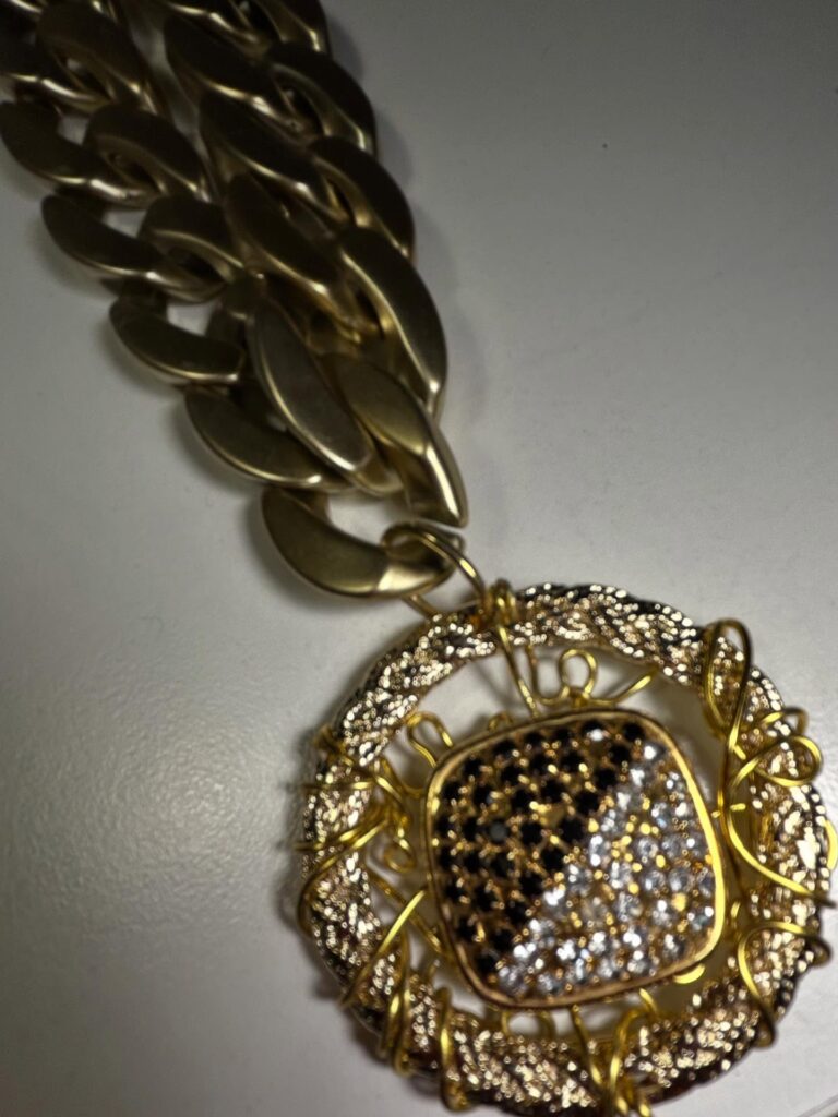 Collana con catena dorata e ciondolo