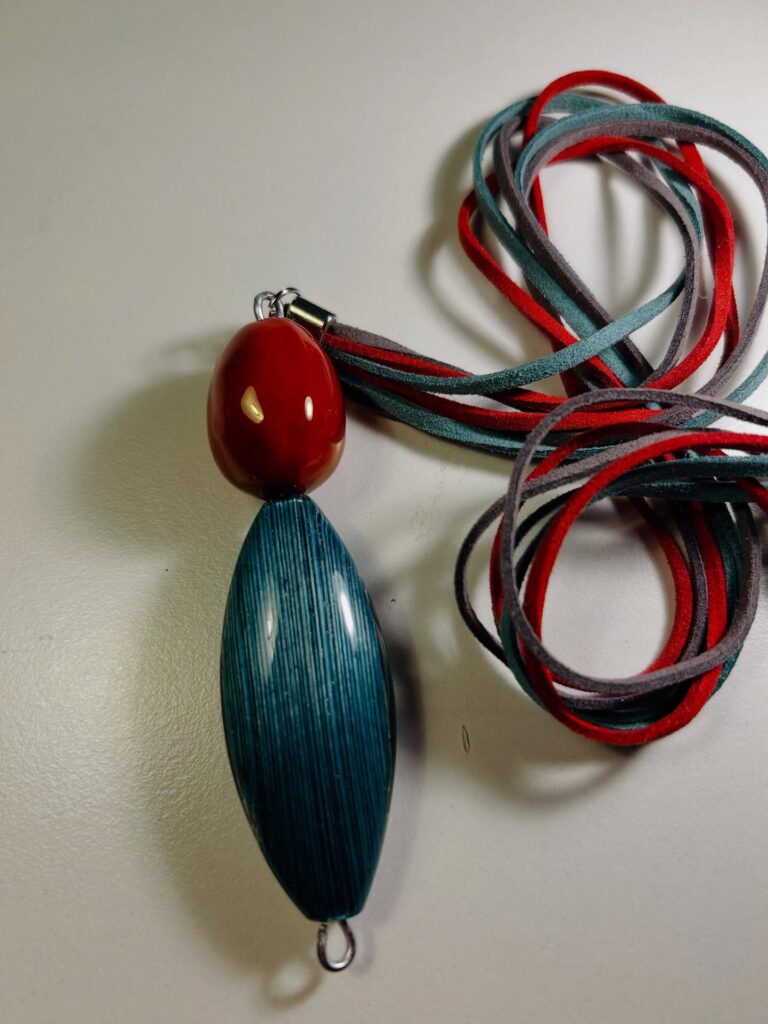 Collana con pendente bicolore