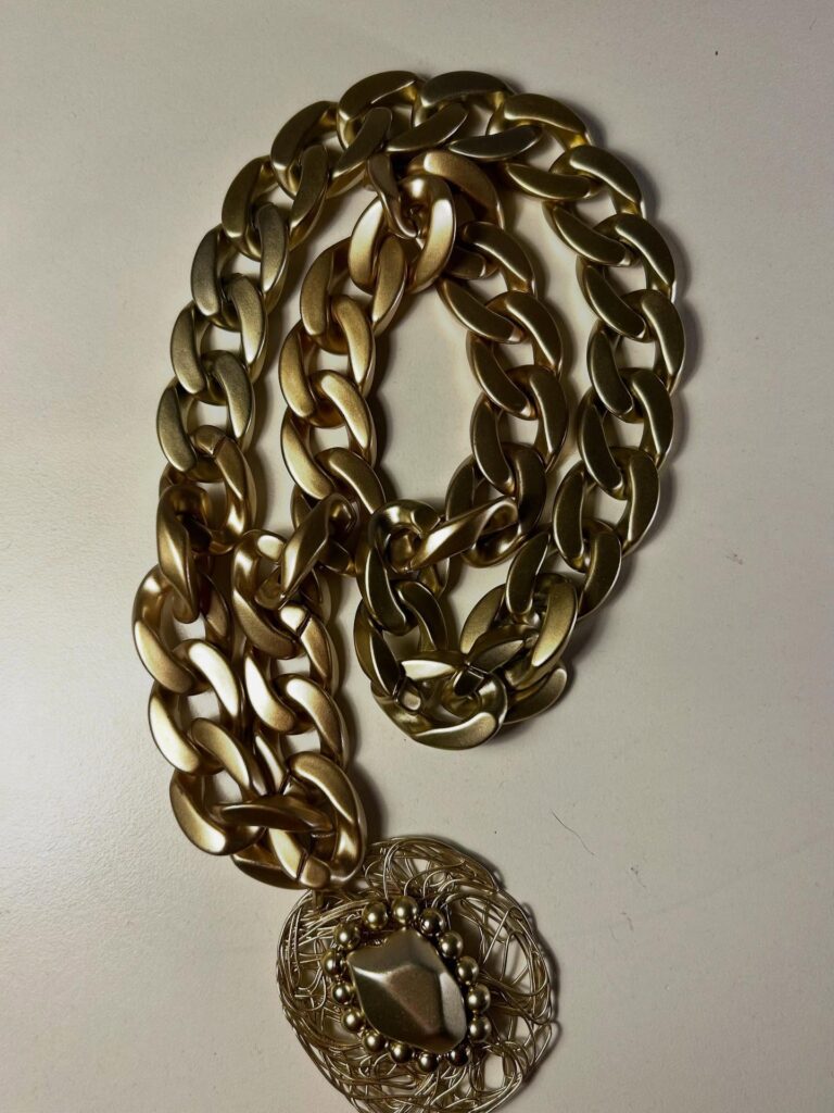 Collana dorata con pendente lavorato