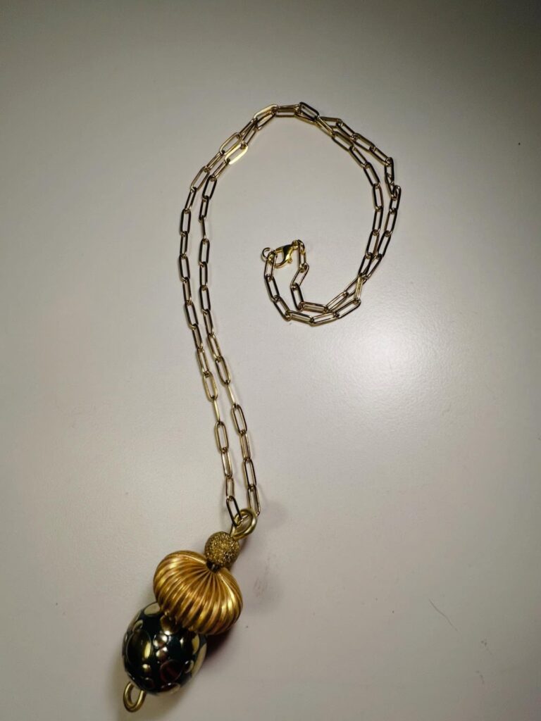 Collana lunga dorata con ciondolo