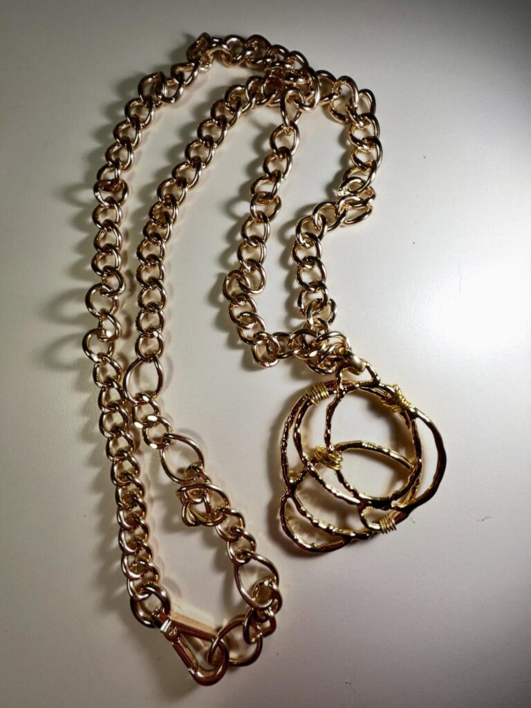 Collana catena dorata cerchi intrecciati
