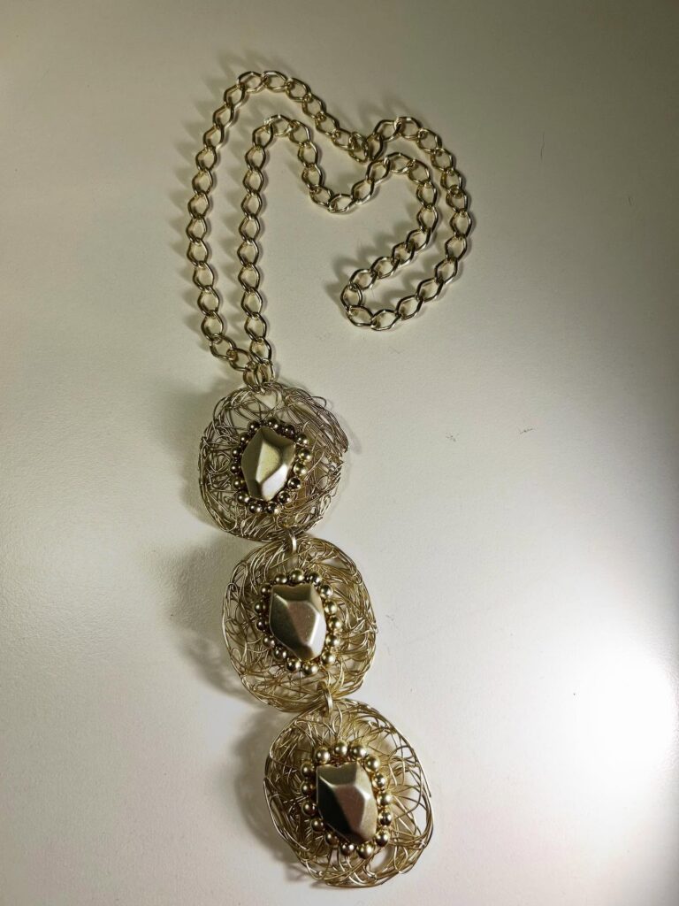Collana catena dorata con pendenti circolari