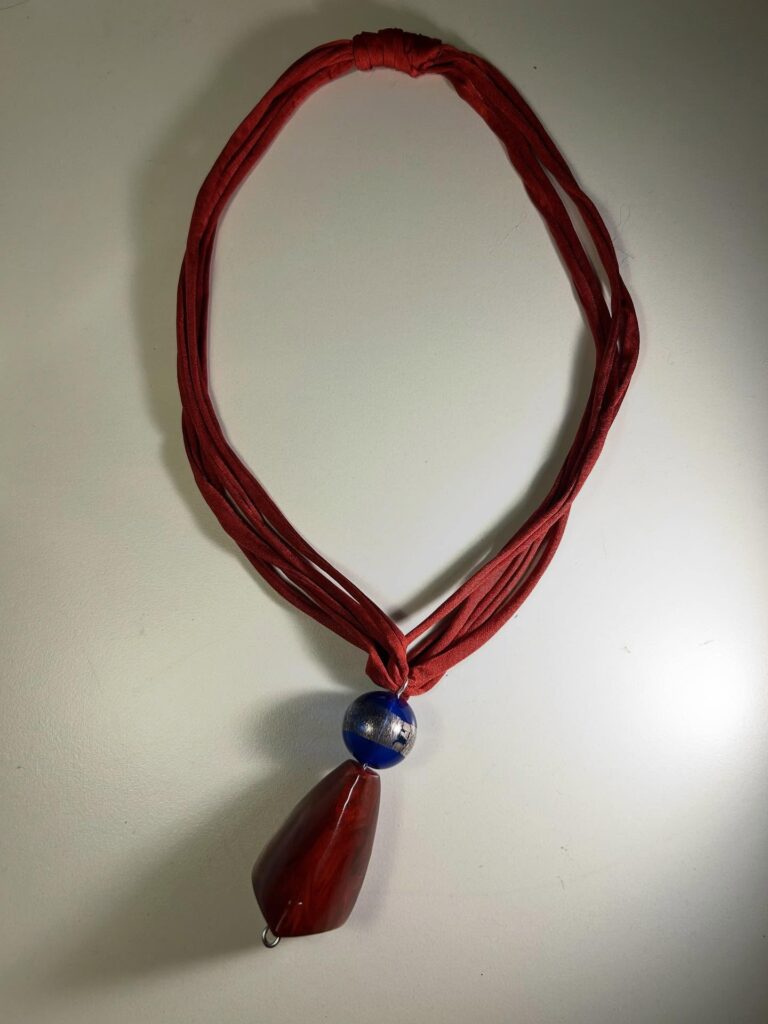 Collana in tessuto rosso con pendente