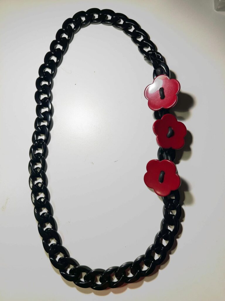 Collana catena nera con fiori rossi