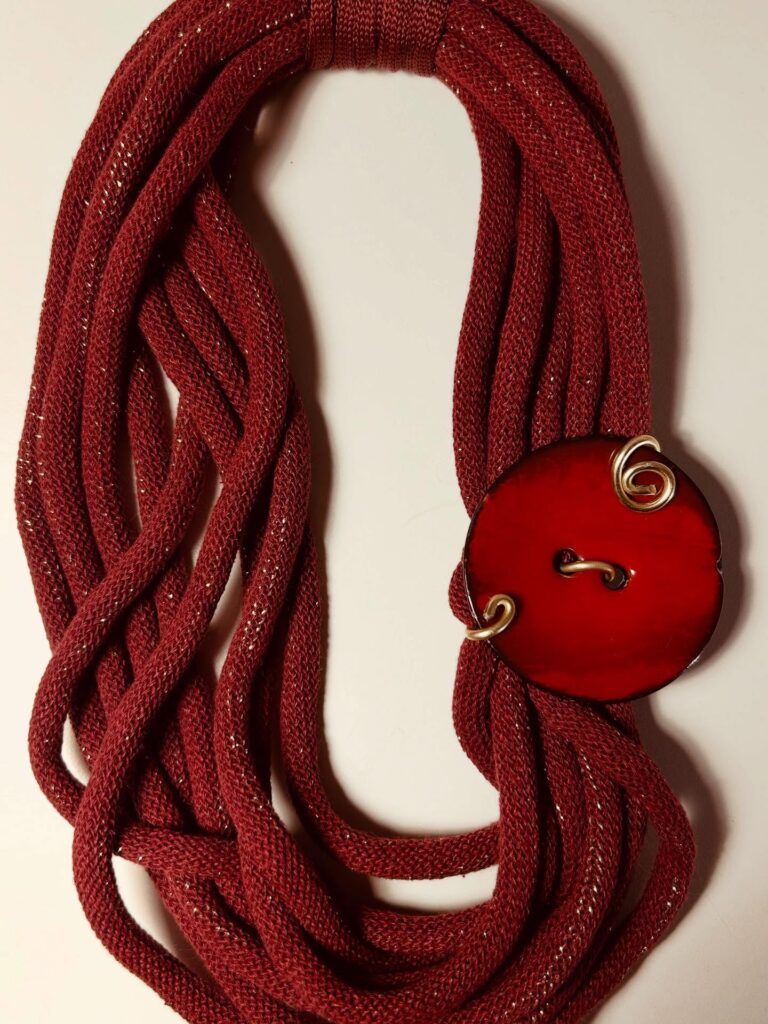 Collana cordini rossi con bottone centrale