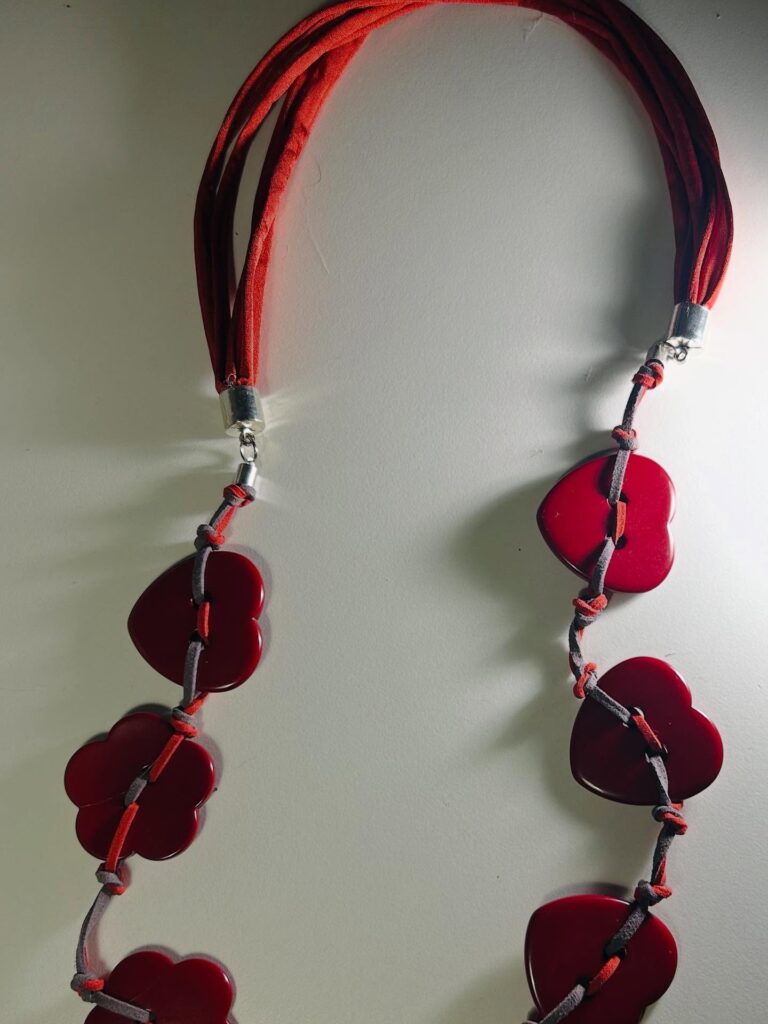 Collana con cordini e ciondoli a cuore