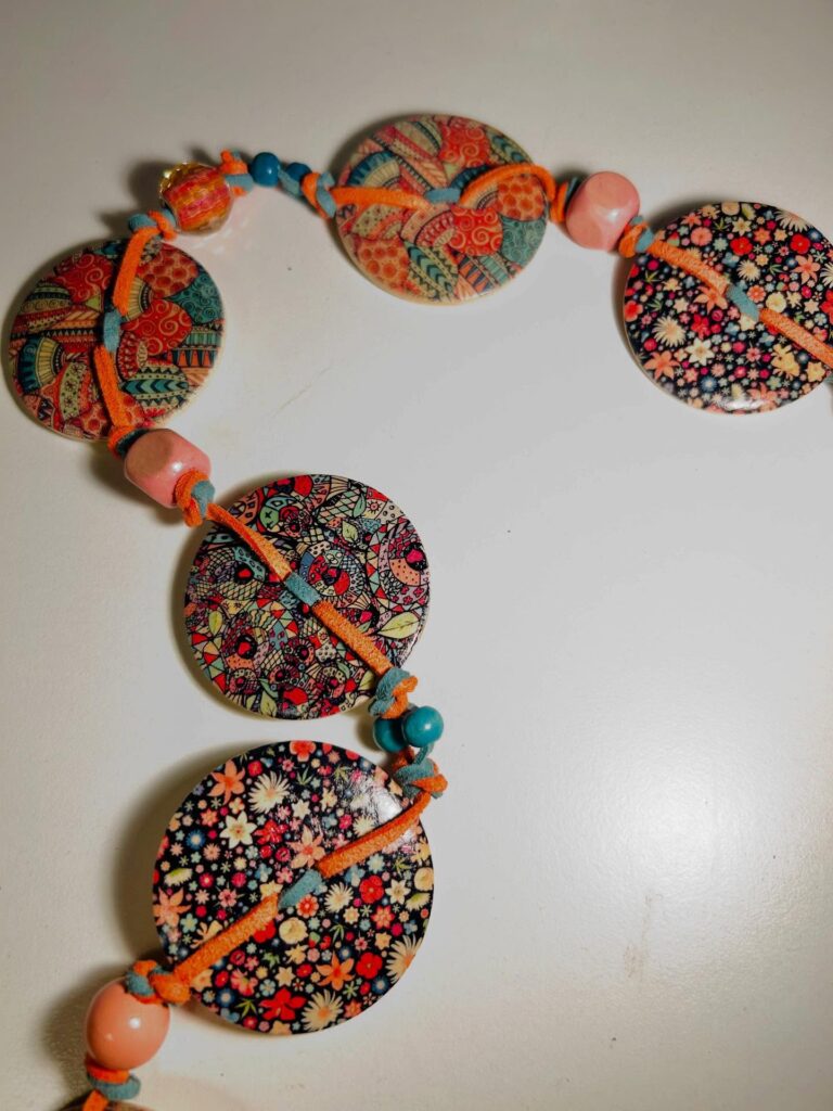Collana con elementi circolari decorati