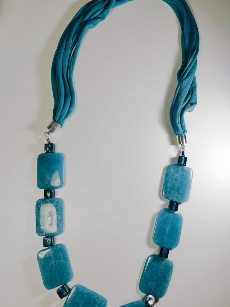 Collana azzurra con elementi rettangolari