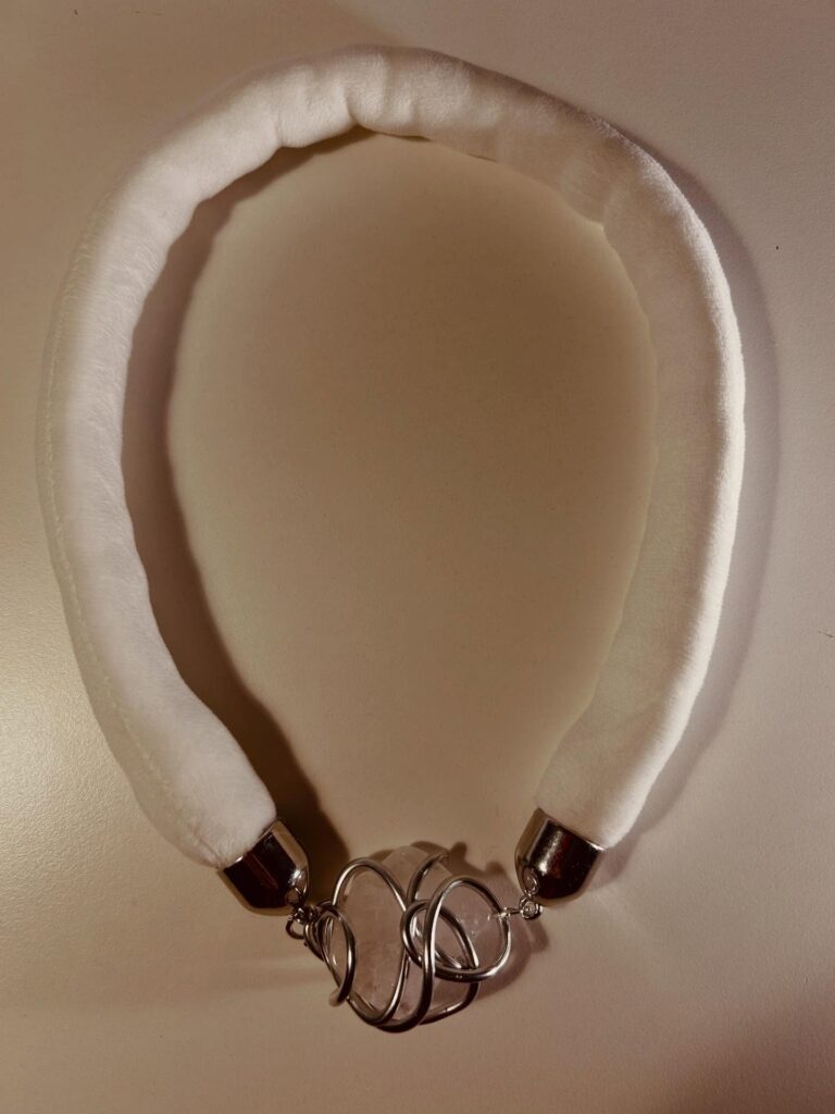 Collana girocollo bianca con ciondolo