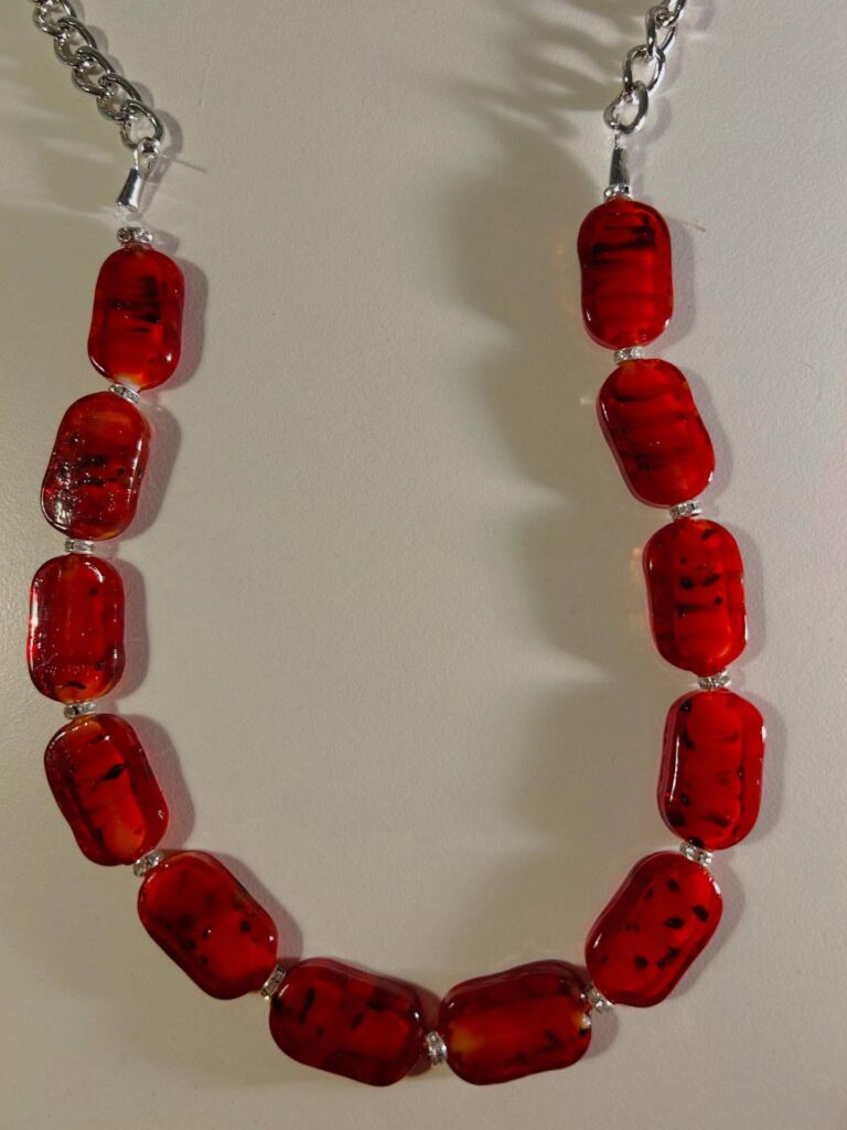 Collana rossa con elementi trasparenti