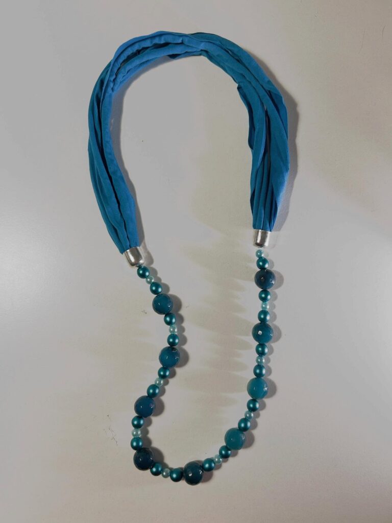 Collana blu con perle sferiche