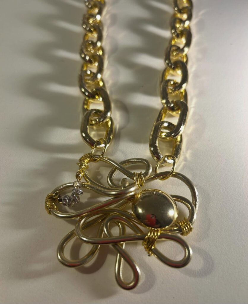 Collana a catena dorata con ciondolo