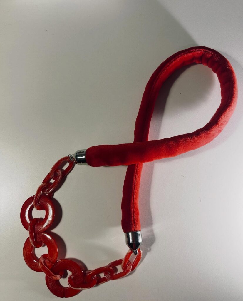 Collana rossa con maglie e tessuto