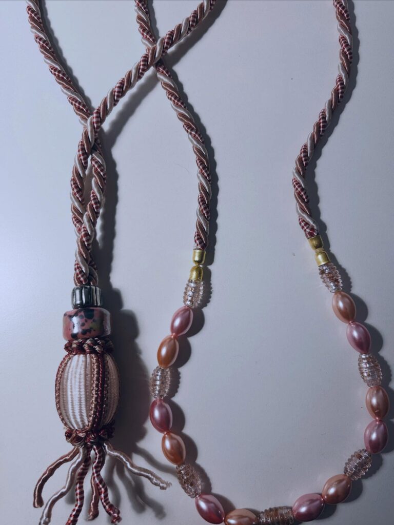 Collana con cordoncino e nappa