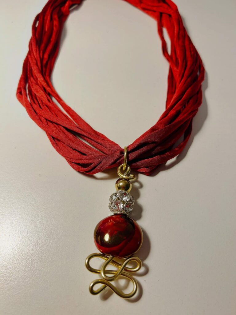 Collana multifilo rossa con pendente