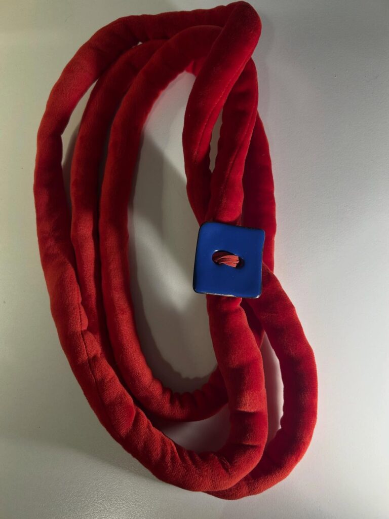 Collana tubolare rossa con elemento blu